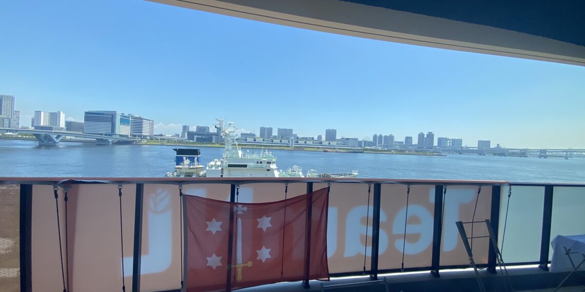 Haarlemse vlag van beachvolleybalster Sanne Keizer hangt in olympisch Tokio