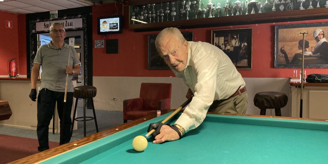 101-jarige Daan speelt nog elke week biljart: “Het houdt ons van de straat”