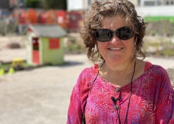 Buurt tovert braakliggend terrein om in paradijsje: “Dit brengt buurt bij elkaar”