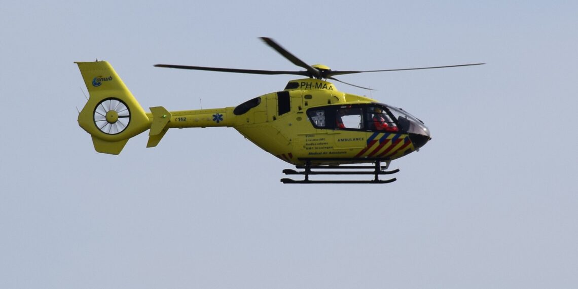 Traumahelikopter landt op strand voor reanimatie tijdens feest in beachclub