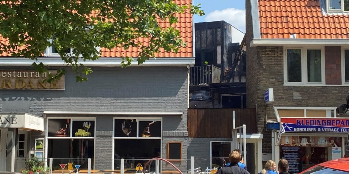 Woning verwoest bij grote brand: “Ik pakte mijn kat en ging meteen naar buiten”