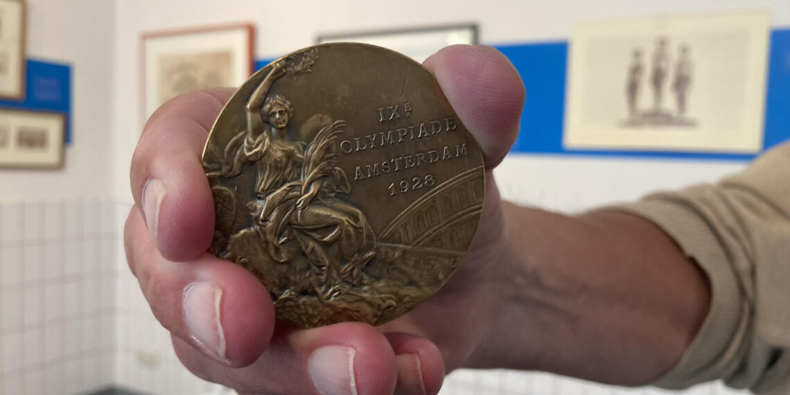 Van condooms tot bronzen plak, Maarten exposeert zijn Olympische verzameling