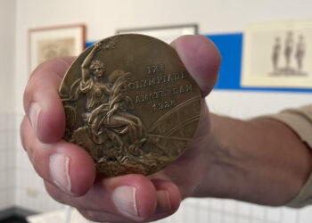 Van condooms tot bronzen plak, Maarten exposeert zijn Olympische verzameling