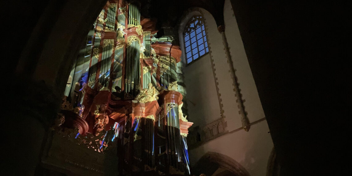 Spectaculaire lichtshow op eeuwenoude orgelklanken: “Fantastisch, weergaloos mooi”