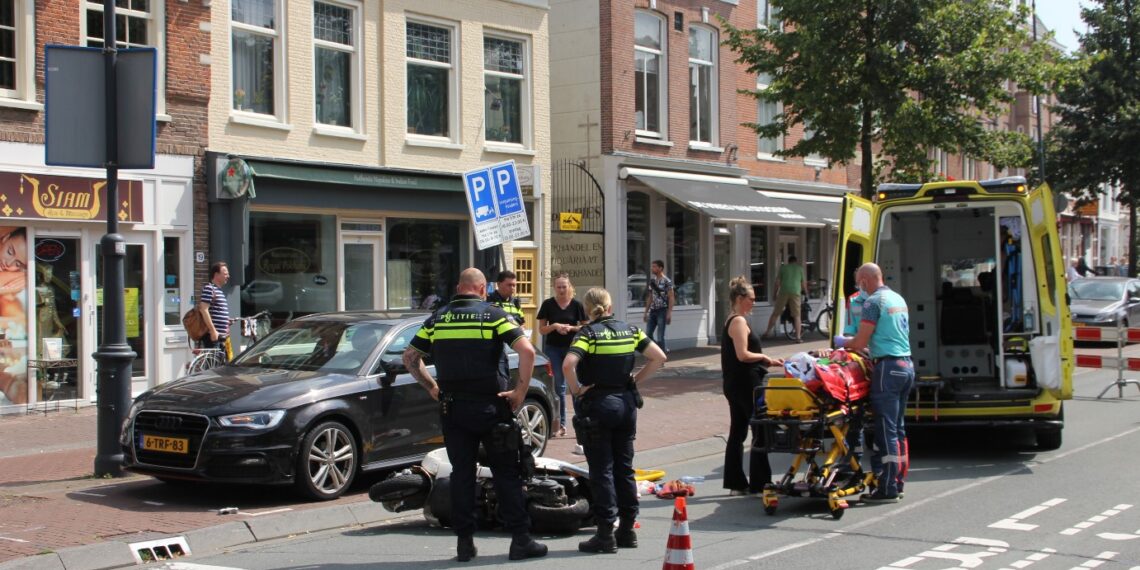 Bestuurder scooter zwaargewond na val op Gedempte Oude Gracht