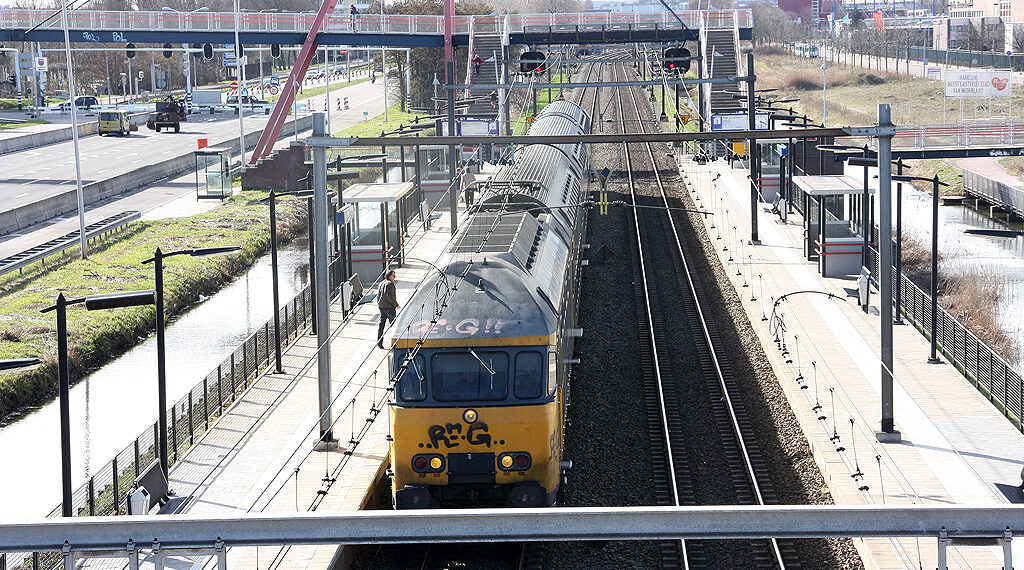 Man gooit met stenen naar mensen op station Haarlem Spaarnwoude
