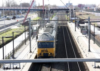 Man gooit met stenen naar mensen op station Haarlem Spaarnwoude