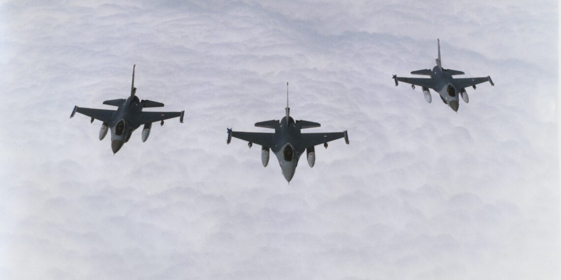 Koninklijke Luchtmacht maakt ‘flypast’ met straaljagers voor start Formule 1