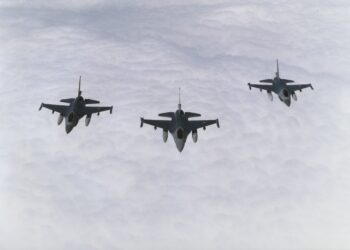 Koninklijke Luchtmacht maakt ‘flypast’ met straaljagers voor start Formule 1