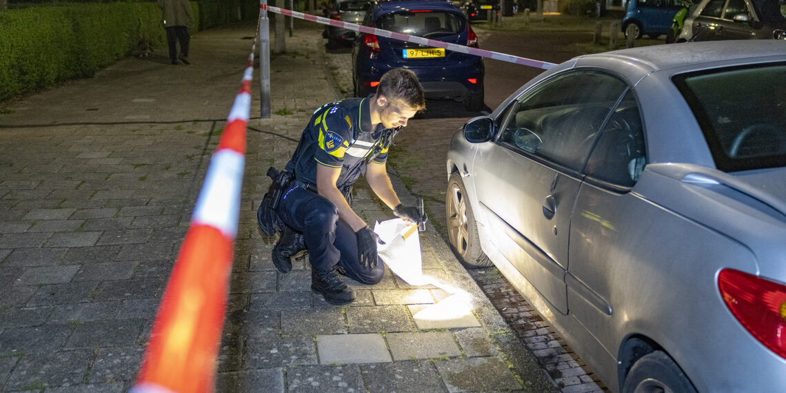 Harde knal en brand in auto schrikt buurtbewoners wakker