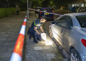 Harde knal en brand in auto schrikt buurtbewoners wakker