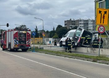Rolstoeltaxi belandt op betonblokken, brandweer haalt man uit busje