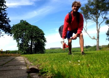 Derek gaat zwerfafval opruimen tijdens wandeltocht naar Santiago de Compostela