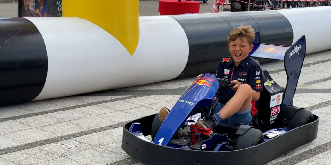 Kinderen wanen zich Max Verstappen op eigen circuit in Zandvoort