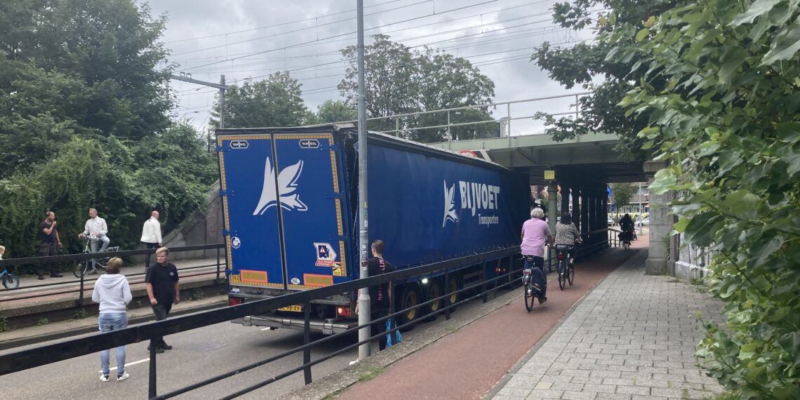 Te hoge vrachtwagen klem onder viaduct over de Zijlweg