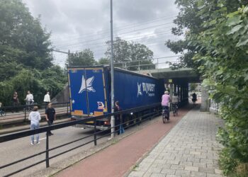 Te hoge vrachtwagen klem onder viaduct over de Zijlweg