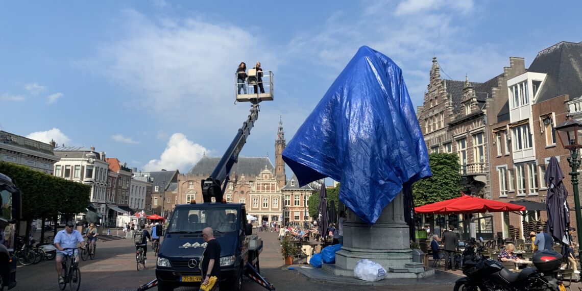 Standbeeld ‘Lautje’ op Grote Markt ingepakt met blauw zeil