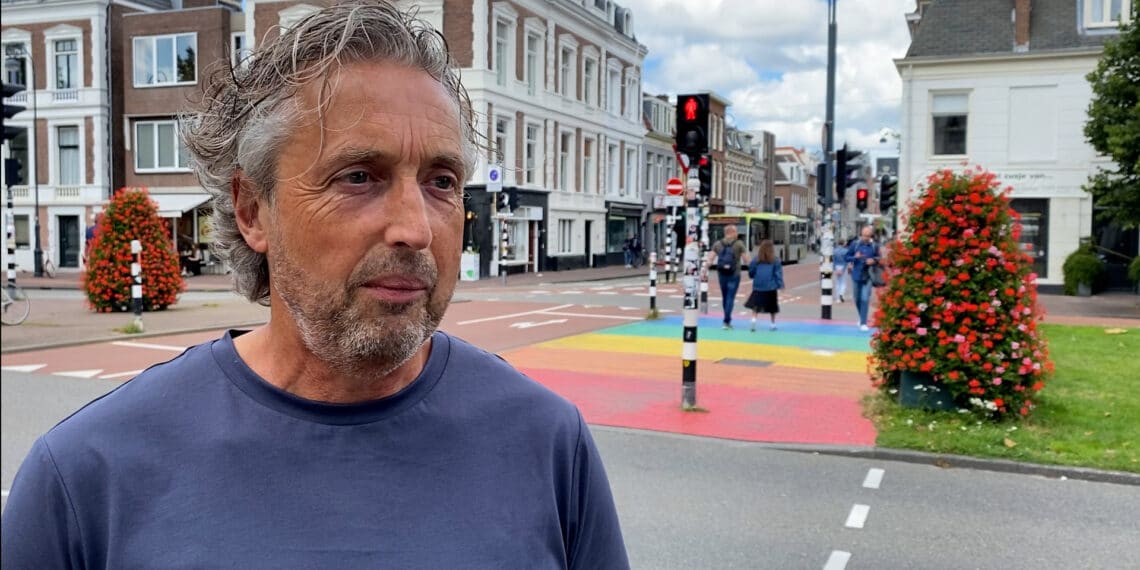 Weer regenboogvlag van gevel getrokken: “Dat is heel treurig nieuws natuurlijk”