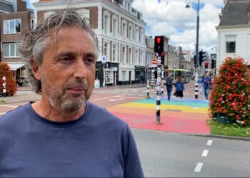 Weer regenboogvlag van gevel getrokken: “Dat is heel treurig nieuws natuurlijk”