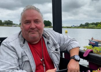 Buiten is het 17 graden, maar zanger Rob Zorn scoort ‘bloedhete’ zomerhit