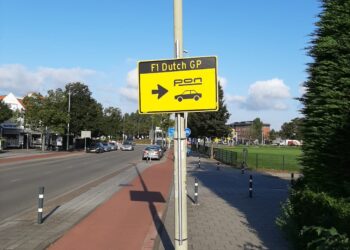 F1-parkeerborden bij grasveld aan Kleverlaan zorgen voor onrust, “maar er wordt niet geparkeerd!”
