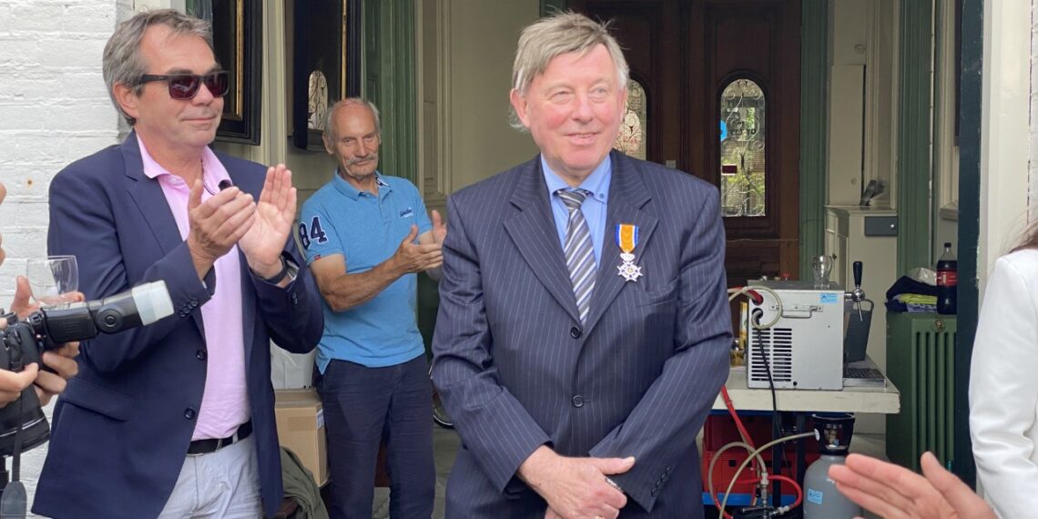 Heemstedenaar krijgt lintje voor jarenlange inzet Haarlemse hofjes