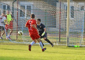 Haarlemse agenten gaan voetballen om band met de jeugd in Parkwijk te versterken
