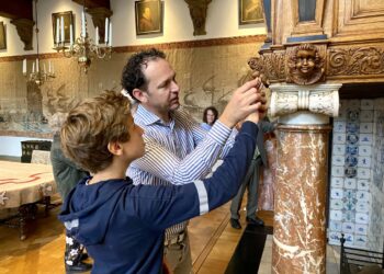 Blinden en slechtzienden ontdekken eeuwenoud Stadhuis door te voelen