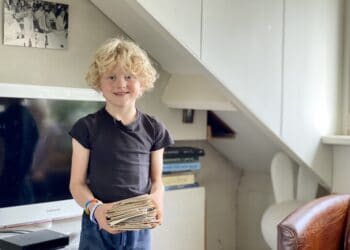 Verstopte liefdesbrieven na halve eeuw gevonden achter kast op zolder