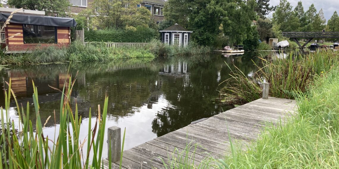 Bloemendaal maakt einde aan illegale steigers in Leidsevaart