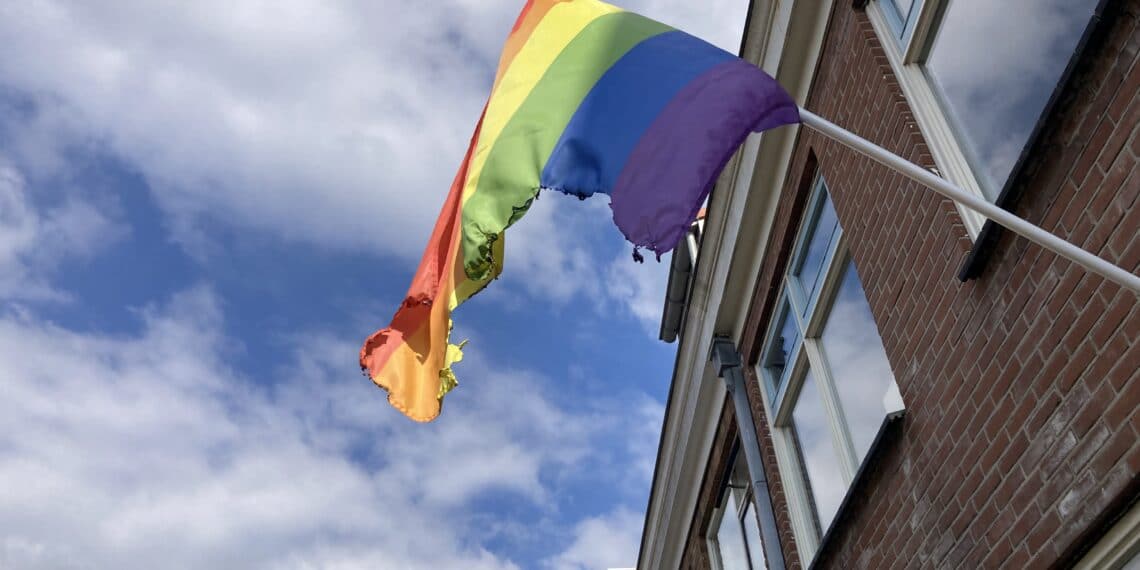 Weer regenboogvlag vernield: “We dachten iets goeds te doen met deze vlag”