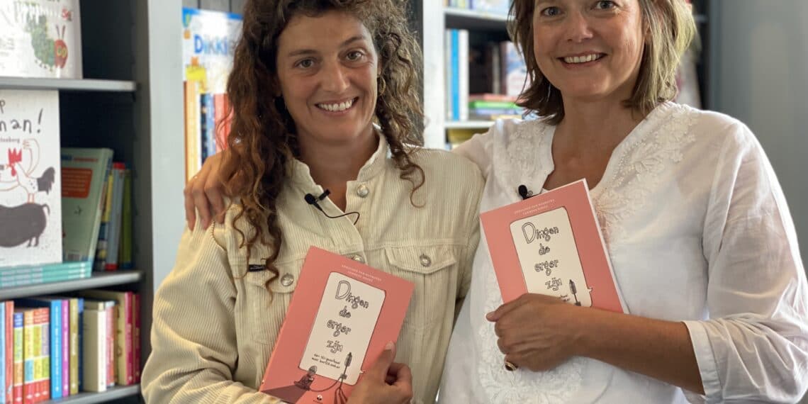 Van kanker genezen Lenneke tekent samen met vriendin verhaal op in stripboek