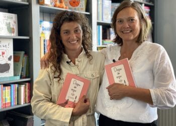 Van kanker genezen Lenneke tekent samen met vriendin verhaal op in stripboek