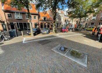 Binnenstadbuurt worstelt met motoren en fietsers op historisch plein