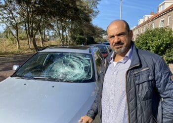 Auto’s vernield met stoeptegels: “Het leek wel een oorlogsgebied met al dat glas”