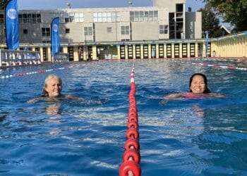 Swim to Fight Cancer in monumentaal zwembad: “Dankbaar dat ik mij sterk genoeg voel”