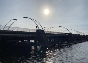 Storing Schoterbrug zorgt voor opstopping verkeer en scheepvaart