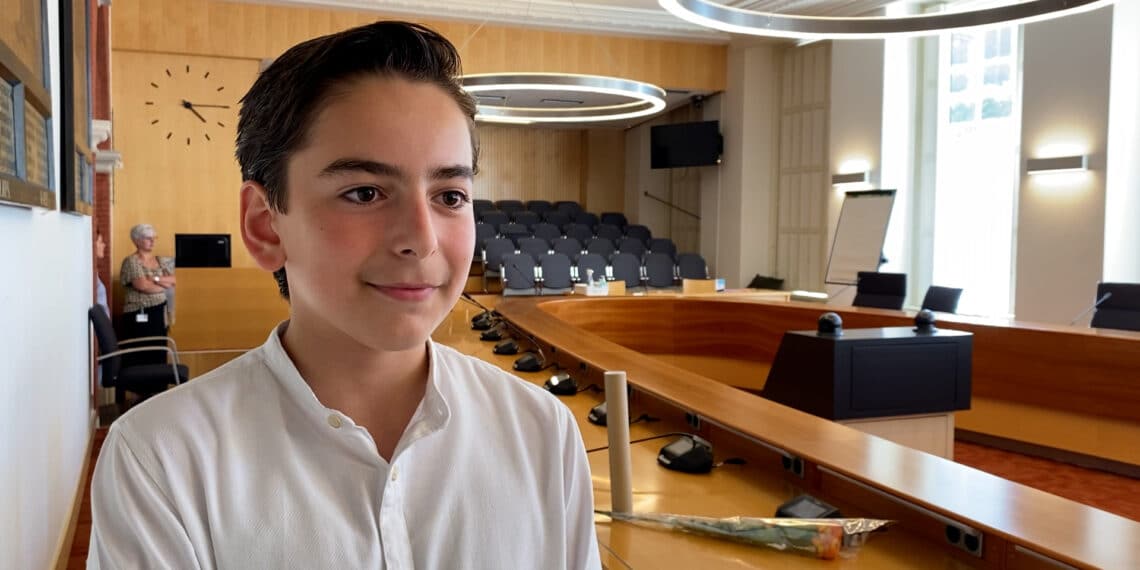 Nieuwe kinderburgemeester Yusuf (11) gaat Wienen helpen: “We hebben elkaars nummer”