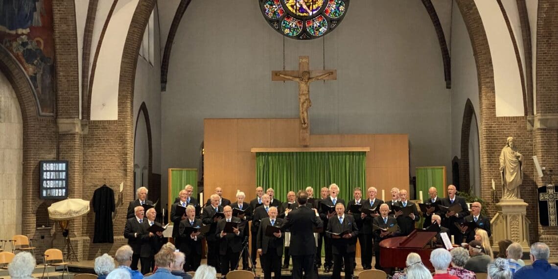 Haarlems mannenkoor zingt ondanks afgeblazen Korenlint toch voor publiek in kerk