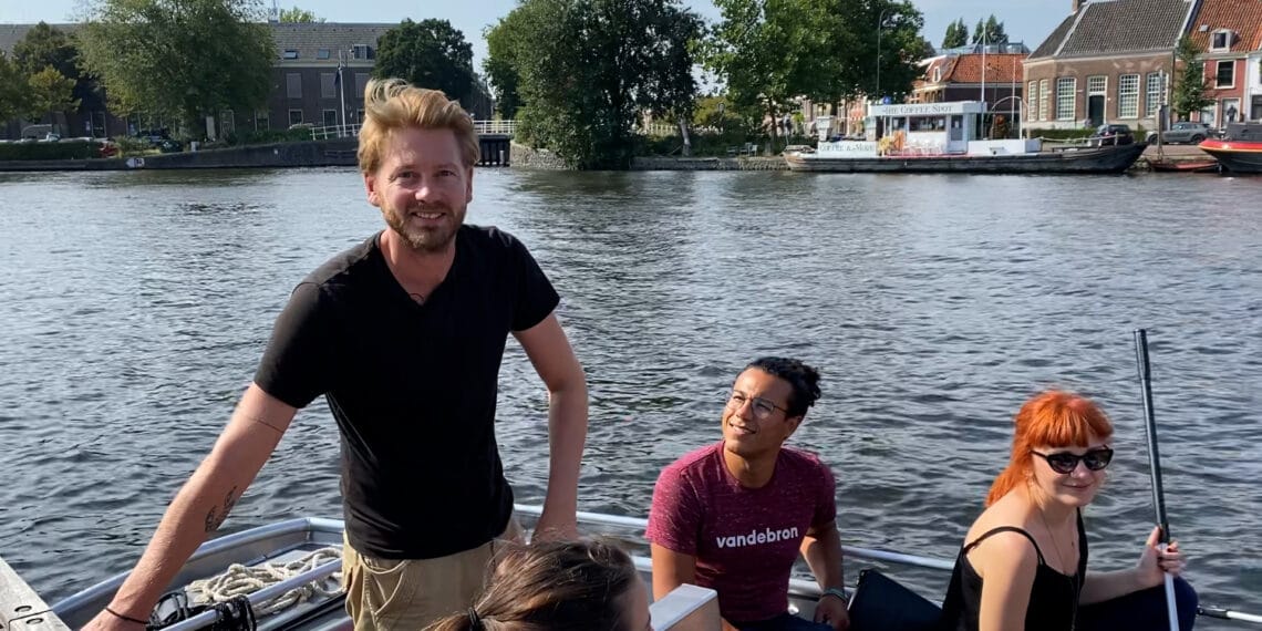 Boot tegen zwerfafval vist Haarlemse wateren leeg: “Nog hoop werk te verrichten”