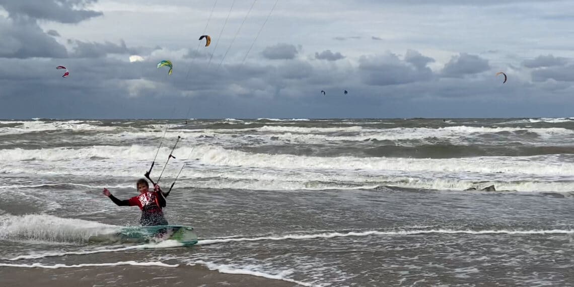 Honderden kitesurfers trotseren ruige zee bij Zandvoort voor kitemarathon