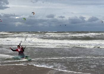 Honderden kitesurfers trotseren ruige zee bij Zandvoort voor kitemarathon