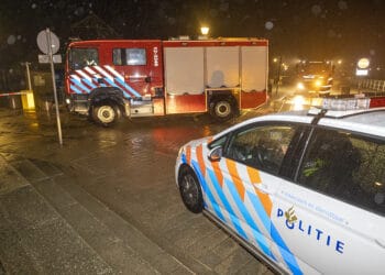 Olievat vat vlam op strand van Bloemendaal aan Zee