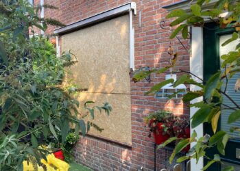 Pillen houden buurvrouw tijdens brand in slaap, brandweer forceert voordeur