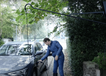 Oplaadsnoeren auto’s via laadarm door de lucht: “Mooi dat Haarlemmers dit bedenken”