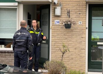 Haarlemse in haar huis overvallen, politie met helikopter op zoek naar daders