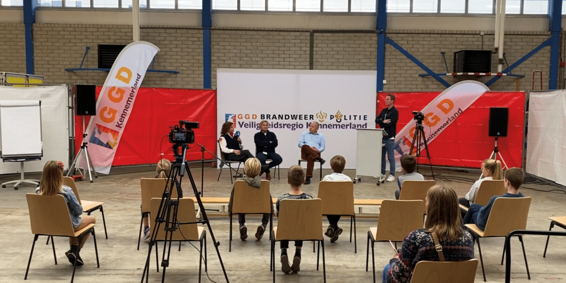 Kinderen op stoel van journalisten bij kinderpersconferentie GGD Kennemerland