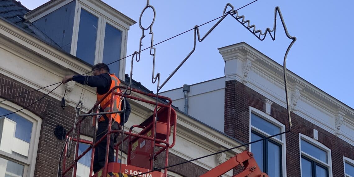 Feestverlichting terug in Haarlem: het verhaal achter de iconische ‘Bavo-lampjes’