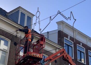 Feestverlichting terug in Haarlem: het verhaal achter de iconische ‘Bavo-lampjes’