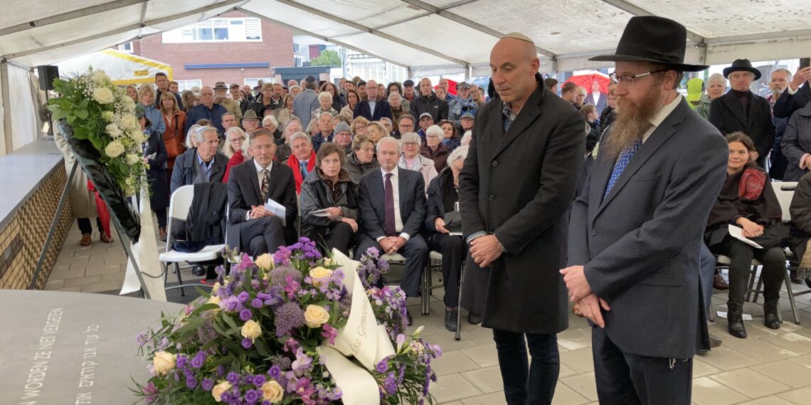 Aangrijpende onthulling van Joods namenmonument Zandvoort